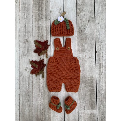 Newborn baby Pumpkin outfit. Pumpkin photo prop. Halloween pumpkin costume. Crochet Hat, overalls and booties.