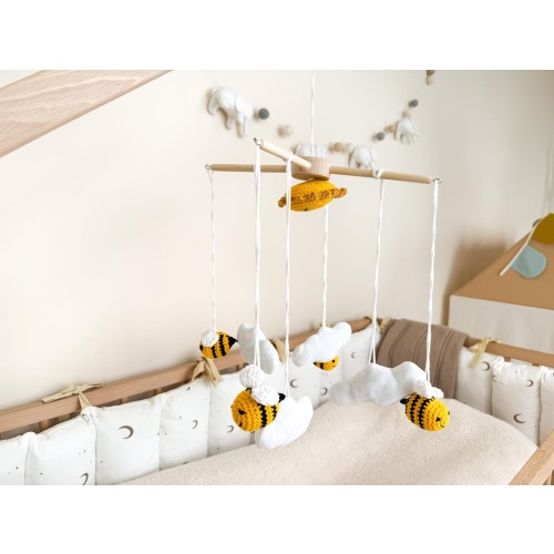 Cute bee baby mobile, bee baby mobile, soft baby mobile, baby mobile boys, 1st birthday gift, baby gift idea, baby shower gift