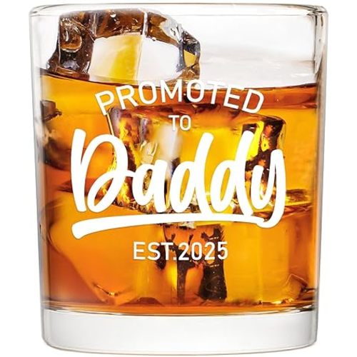 Futtumy New Dad Gifts for Men, Promoted to Daddy Est 2025 Whiskey Glass, Best Gifts for New Daddy First Time Dad for Fathers Day Christmas Birthday 10oz