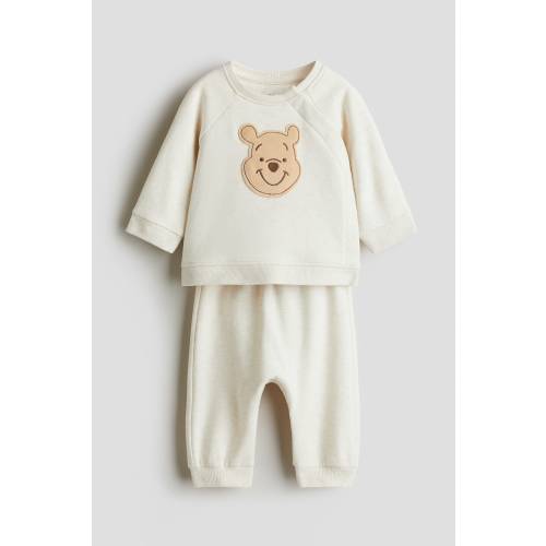 2-PIECE APPLIQUÉD SWEATSUIT