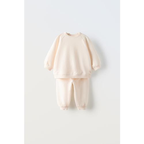 DETAILSPRINTED SWEATSHIRT AND PANTS PACKDETAILSSWEATSHIRT AND PANTS MATCHING SETPRINTED SWEATSHIRT AND PANTS PACK