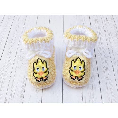 Chocobo inspired knitted baby booties * Final Fantasy stay on newborn crib shoes * video game slippers * gamer gift