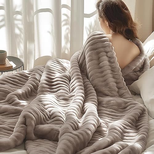 Bedsure Brown Throw Blanket for Couch - GentleSoft Cozy Soft Fleece Blankets for Women, Cute Small Throws for Girls, Mocha Meringue, 50x60 Inches