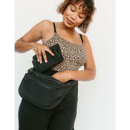 quickchangefannypack_0002_black.jpg 1,000×1,290 pixels