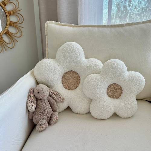 Small Daisy cushion, plush flower pillow, textured boucle like Teddy fabric, decorate nursery, kids room, sofa
