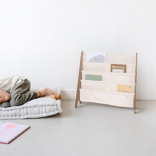 3 Sprouts Recycled Fabric Kids Bookshelf – 4-Tier Sling Book Rack Organizer - Nursery Room Playroom Classroom Wooden Book Shelves - Kid Bookcase Wood Storage Shelf for Toddler Age 3+ Cream