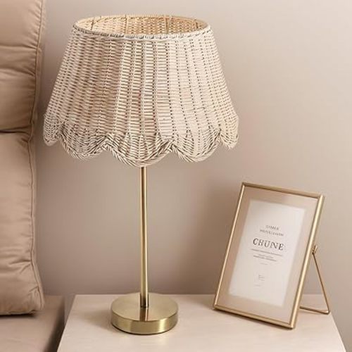 Quincry Premium Scalloped Rattan Shade Table Lamp, Small Brass Gold Table Lamps for Nightstand, Gold Small Bedside Table Lamp with E26 Bulb, Boho Wicker Lamp for Bedroom (Straight Rod)