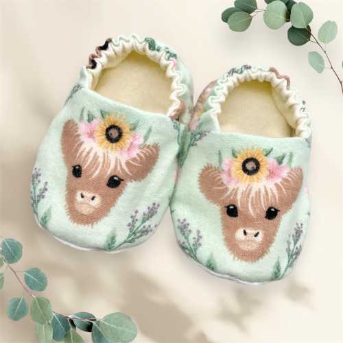 Highland Cow Baby Moccasins Booties, Crib Shoes, Baby Girl Shoes, Stay on Shoes, Cowgirl Slippers, Baby Shower Gift, Farm baby