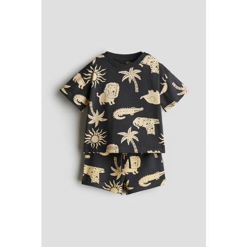 2-PIECE T-SHIRT AND SHORTS SET
