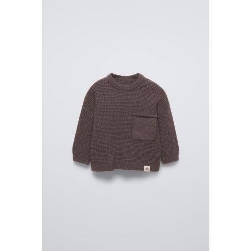 Sweater with round neck and long sleeves with cuffs.