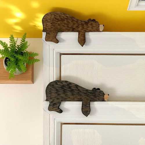 Wooden Bear Door Topper – Funny Brown Bear Corner Sculpture for Door Frame, Cute Animal Wall Decor for Cabin, Nursery, or Home Accent