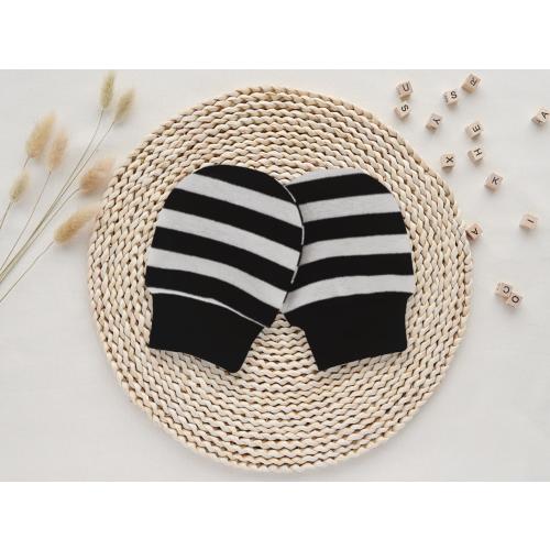 Black and White High Contrast Striped Scratch Mittens/Soft Stay on Sensory Mittens/Soft Organic Cotton Mitts/ Newborn Baby Shower Small Gift