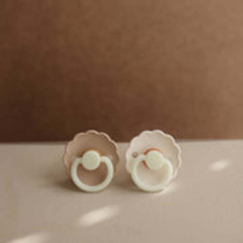 FRIGG Daisy Night Natural Rubber Pacifier 2-Pack – Mushie