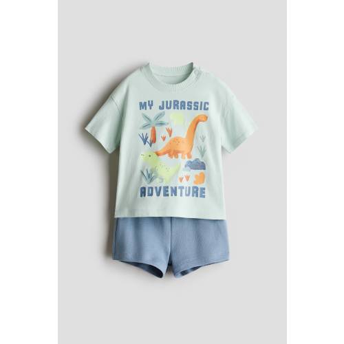 2-PIECE T-SHIRT AND SHORTS SET