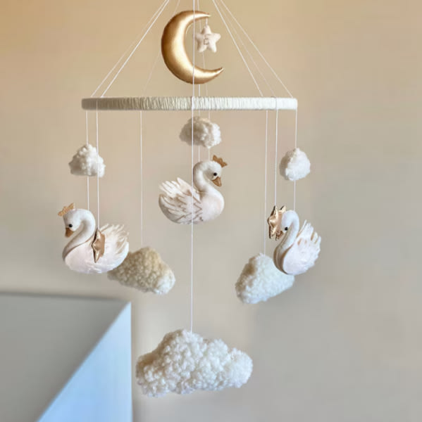 Swan mobile, baby mobile girl, boucle mobile, baby room decor, nursery mobile