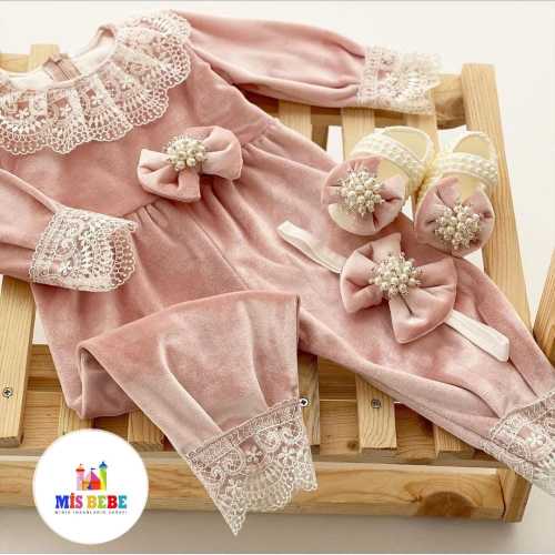 Handmade Baby Girl Velvet Outfit with Pearl Bow – Lace Newborn Romper Set (0-12 Months)