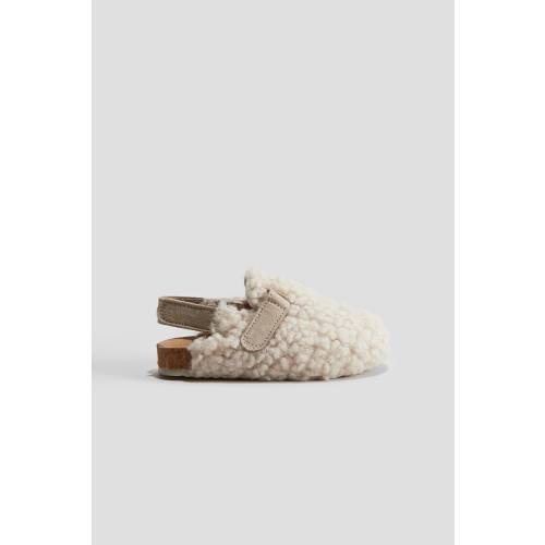 FLUFFY SLIPPERS