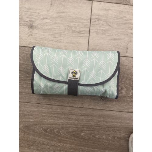 SnoofyBee 3-in-1 Clean Hands Changing Pad- Green Arrow Print