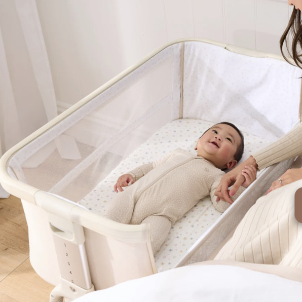 CoZee Breeze Lite Co-sleeping Bassinet in Whitewash Ash and Mushroom | iL Tutto