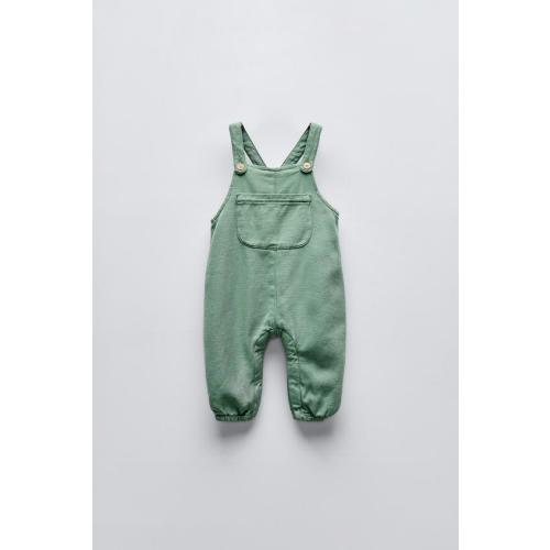 DUCK SWEATSHIRTSERGED OVERALLS WITH POCKETSTRAP SNEAKERSAdded to your cart