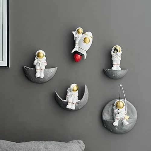 Astronaut Decor 3D Wall Art: Cute Wall Decor Set of 5 Outer Space Theme Decorations Spaceman Wall Sculptures Space Decor Wall Hanging Room Decor Apartment Classroom Party Nursery Decor