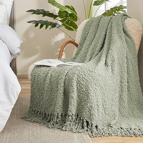 Amélie Home Chunky Fluffy Knit Throw Blanket, Mulberry Textured Woven Throw Blanket with Handmade Tassels Luxury Home Decor for Couch Sofa Bed, Sage Green, 50x60