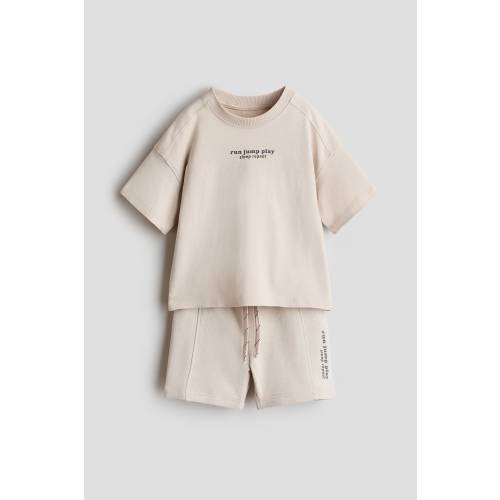 2-PIECE T-SHIRT AND SHORTS SET