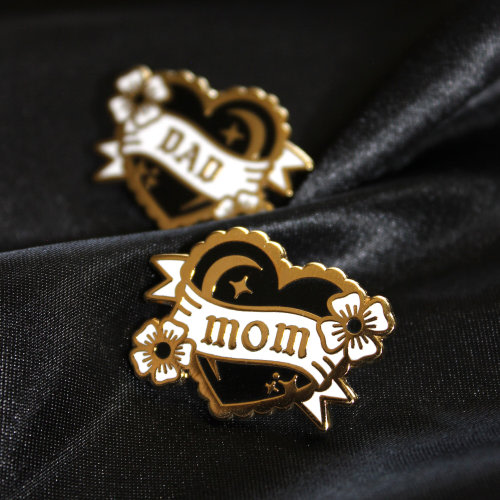 MOM & DAD Black Heart Retro Tattoo-Style Enamel Pin | Pins For Parents, Cool Baby Shower Pin, Gift For Mom And Dad, Parent Memorial Gift