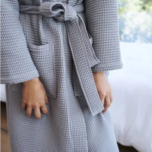 Amazon Essentials Women's Lightweight Waffle Mid-Length Robe (Available in Plus Size)