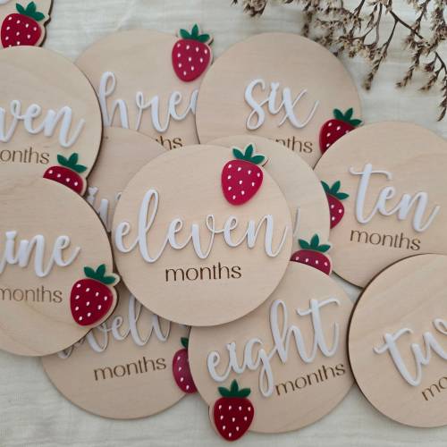 Strawberry Baby Milestone Signs, Baby Milestone Cards, Monthly Baby Sign, Baby Photo Prop, Monthly Photo Prop, Strawberry Photo Prop