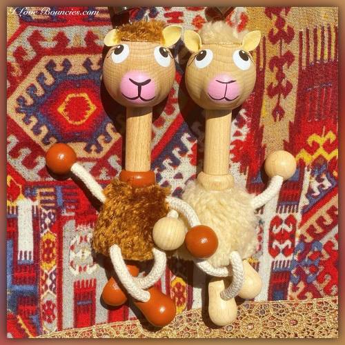 Alpaca Bouncie - Wooden Figurine Llama Toy on Spring - Farm Animal Decor - Cute Desk Gift - Kids Room Shelf Decoration - Child Fun Learning