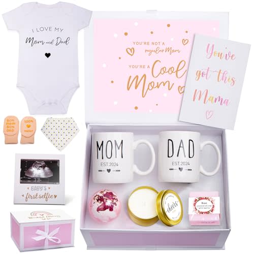 ShinnyWis 2025 New Mom Gifts for Women- Announcements Pregnancy Gifts for First Time Moms, Gender Reveal Gift for New Parents Mom and Dad Mugs-11oz Coffee Mug Set