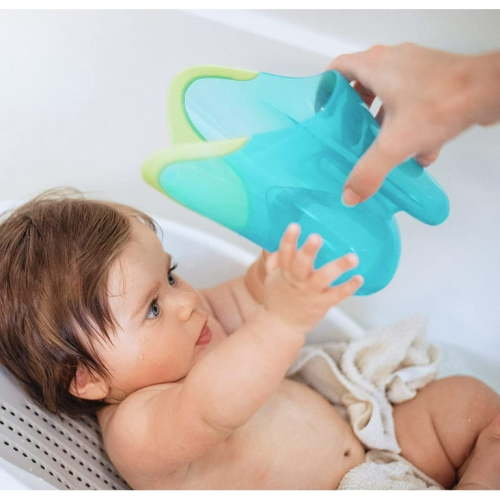 Nuby Tear-Free Rinse Pail, Colors May Vary, 5 Inch (Pack of 1)