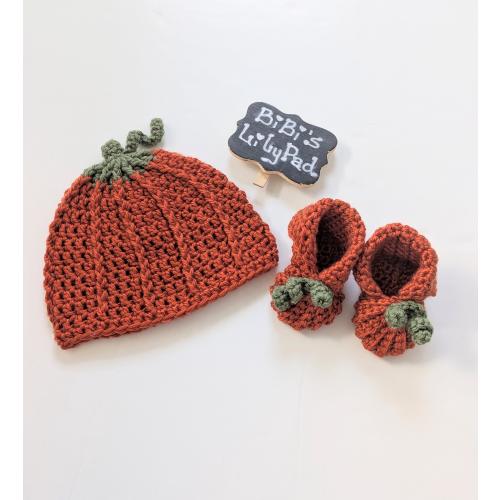 Handmade Orange Baby Pumpkin Crochet Hat and Shoes Set. Halloween Baby. Beanie and Booties. Fall Unisex Baby Shower Gift. Newborn.