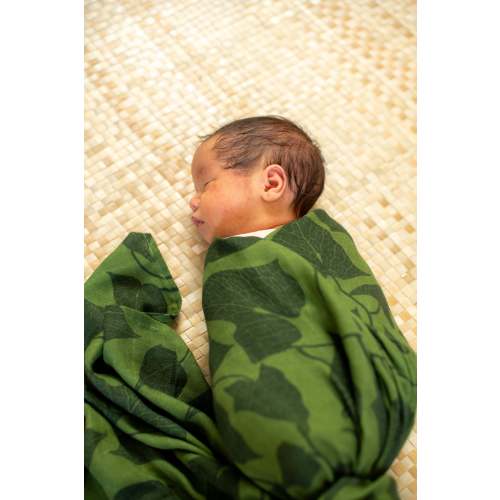 Green Peʻahi Fern Bamboo Muslin Kapa Moe (Swaddle Blanket)