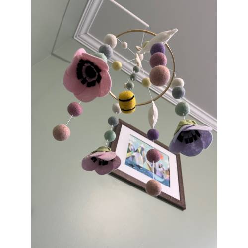 Flower Baby Mobile, Baby-facing mobile, flower nursery mobile, baby-facing flower mobile, pastel tone baby mobile, bee cloud flower mobile