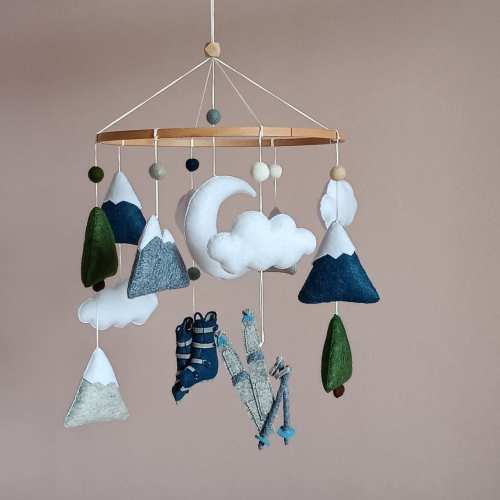 Ski Baby Mobile, Winter Sports Baby Shower Gift, Mountain Nursery Decor, Ski Boots Mobile, Gender Neutral Nursery, Baby shower gift