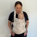 Photo of a parent and baby in the Artipoppe Zeitgeist carrier thumbnail.